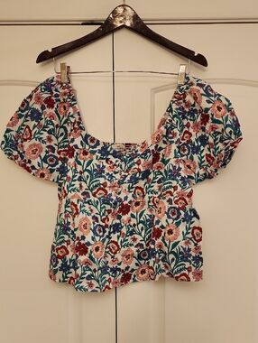 Vineyard Vines Floral Puff-Sleeve Crop Top in White, Blue & Red